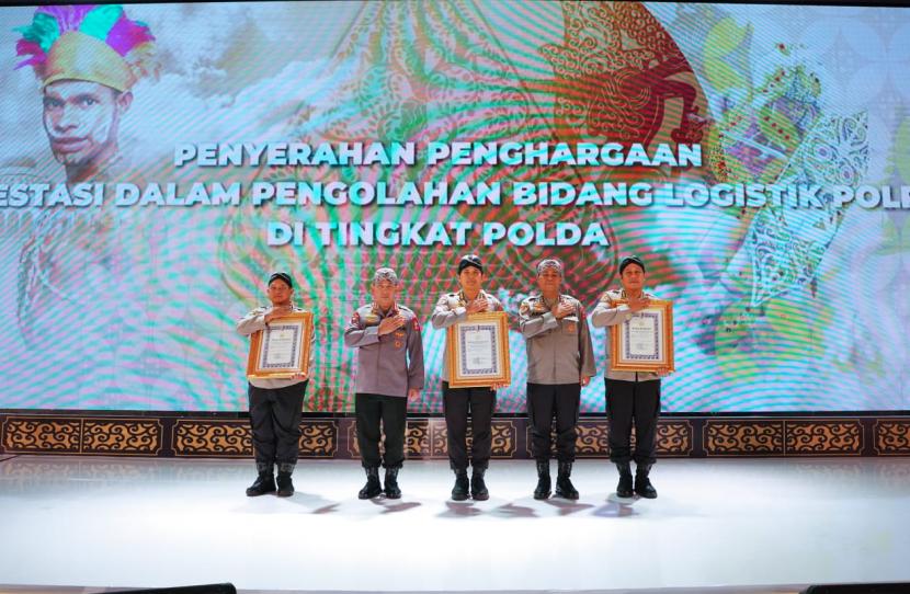 Kapolri Jenderal Listyo Sigit Prabowo menutup Rapat Kerja Teknis (Rakernis) satuan kerja Slog Polri yang digelar di Daerah Istimewa Yogyakarta (DIY), Jumat (3/3/2023). 