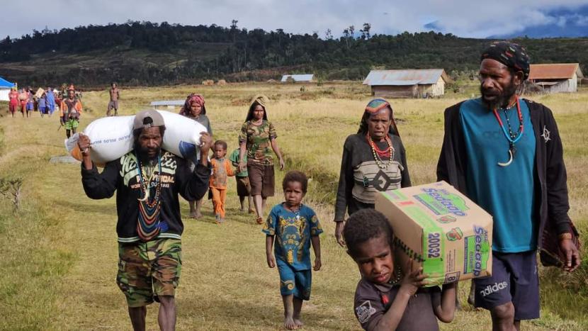 Police Chief General Listyo Sigit Prabowo distributed 264.7 tons of rice with up to 1,500 food packages to be given to Central Papuan people affected by drought and famine.
