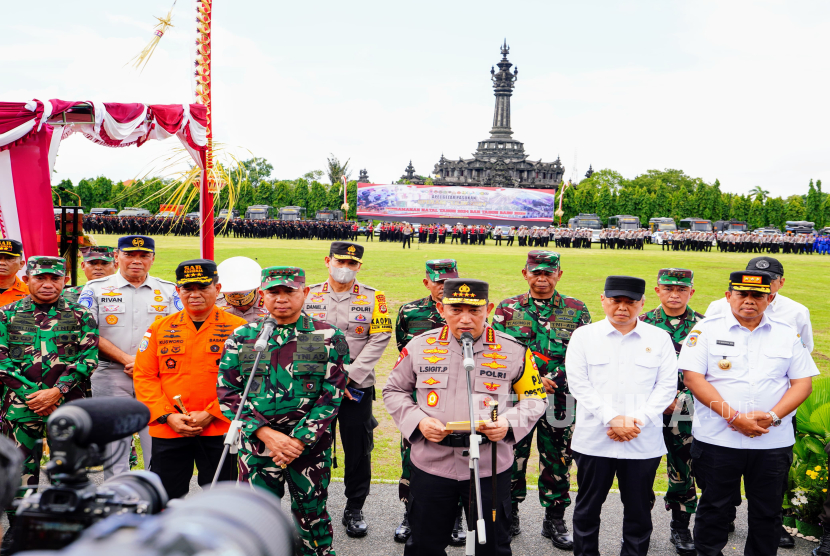 Kapolri Jenderal Listyo Sigit Prabowo menyampaikan amanat dalam pelaksanaan Operasi Lilin 2024 yang digelar di Lapangan Puputan Margarana Renon, Denpasar, Bali. 