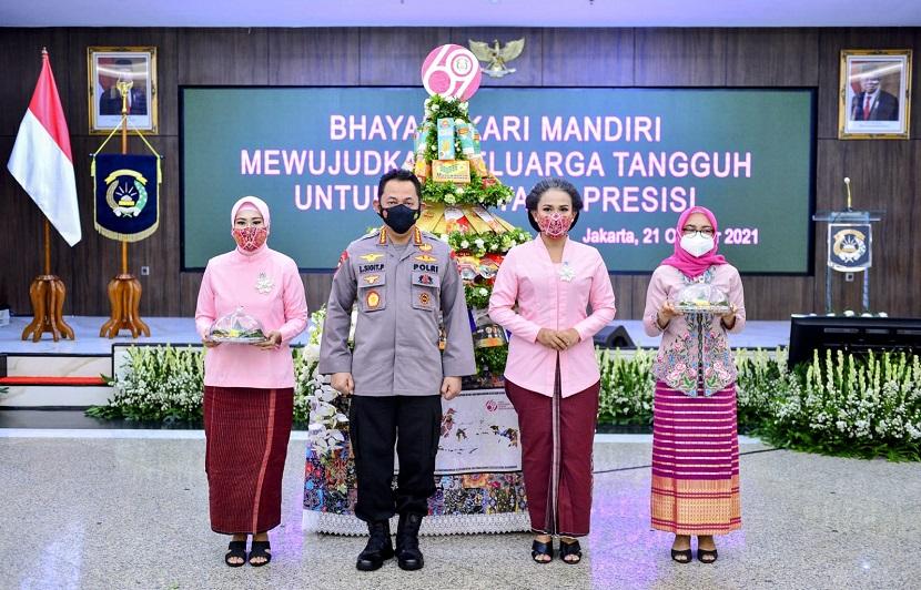 Kapolri Jenderal Listyo Sigit Prabowo menyampaikan apresiasinya kepada seluruh Bhayangkari yang telah ikut berjuang dan membantu masyarakat di tengah Pandemi Covid-19. Hal tersebut disampaikan Sigit dalam rangka memperingati Hari Kesatuan Gerak Bhayangkari (HKGB) ke-69.