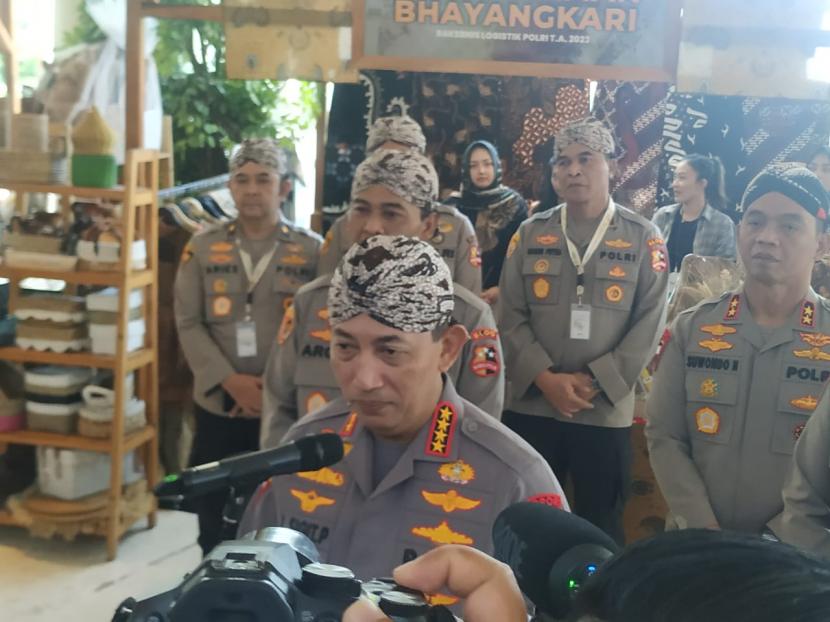 Kapolri Jenderal Listyo Sigit Prabowo menyampaikan keterangan kepada media usai menutup Rapat Kerja Teknis (Rakernis) Logistik Polri 2023 di The Alana Hotel, Sleman, Jumat, (3/3). 
