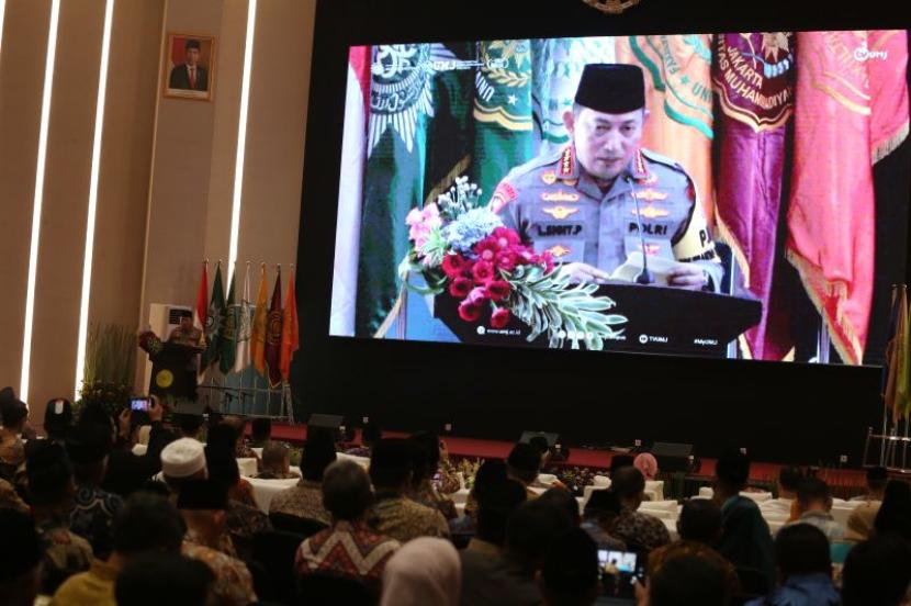 Kapolri Jenderal Listyo Sigit Prabowo menyampaikan pesan dalam kegiatan Silaturrahim Halalbihalal Pimpinan Pusat Muhammadiyah 1445 Hijriyah di Universitas Muhammadiyah Jakarta (UMJ), Tangerang Selatan, Banten, Rabu (24/4/2024).  