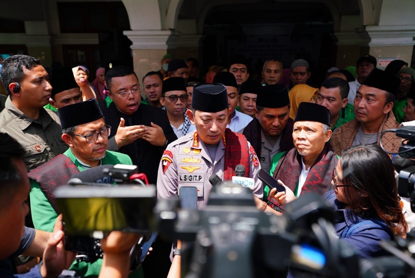 Kapolri Jenderal Listyo Sigit Prabowo menyampaikan pesan penting kepada seluruh masyarakat yang melakukan perjalanan mudik Lebaran tahun 2023, agar tetap merasa aman dan nyaman. 