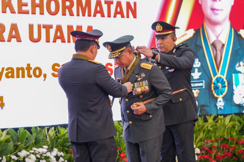 Kapolri Jenderal Listyo Sigit Prabowo menyematkan tanda kehormatan Bintang Bhayangkara Utama (BBU) kepada Panglima TNI Jenderal Agus Subiyanto di Gedung Rupattama Mabes Polri, Jakarta Selatan, Jumat (4/10/2024). 