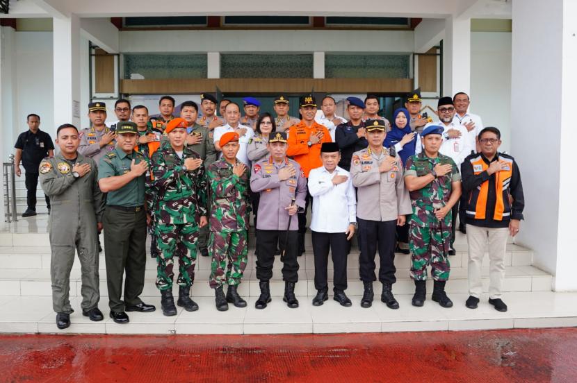 Kapolri Jenderal Listyo Sigit Prabowo menyempatkan untuk memberikan apresiasi secara langsung ke tim gabungan evakuasi Kapolda Jambi Irjen Rusdi Hartono beserta rombongan helikopter yang mendarat darurat akibat cuaca buruk di Bukit Tamiai, Kerinci. 