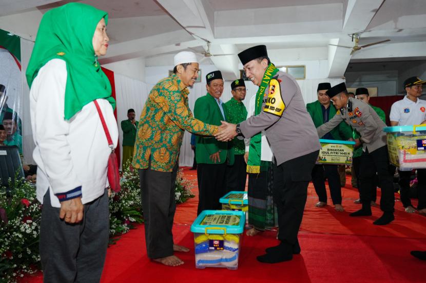 Kapolri Jenderal Listyo Sigit Prabowo menyerahkan 25 ribu paket sembako ke masyarakat melalui organisasi Persatuan Ummat Islam (PUI).