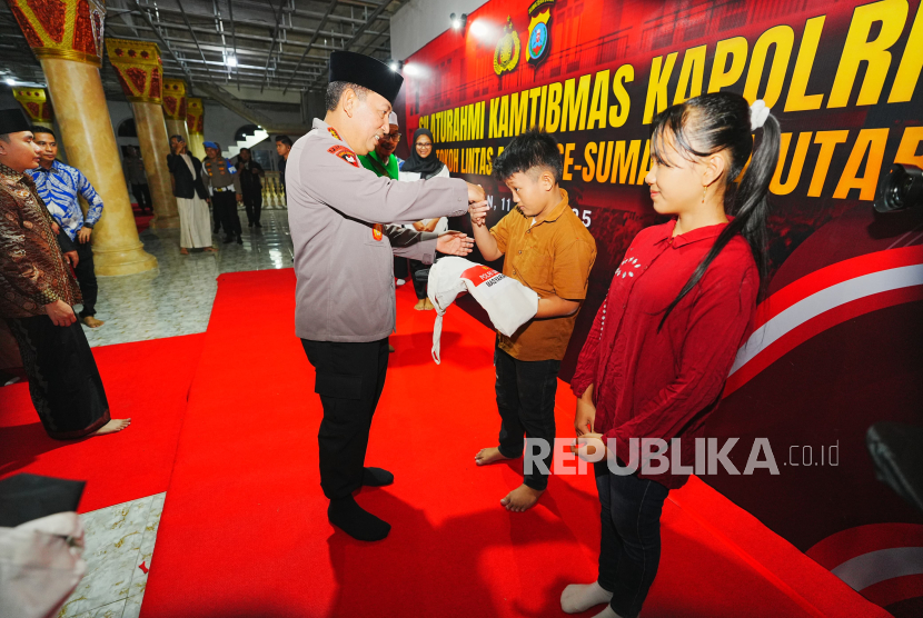 Kapolri Jenderal Listyo Sigit Prabowo menyerahkan bantuan di sela silaturahim dengan tokoh lintas agama se-Sumut.