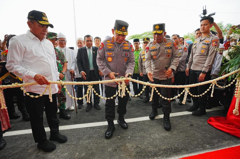 Kapolri Jenderal Listyo Sigit Prabowo meresmikan Rumah Sakit (RS) Bhayangkara tingkat II Mas Kadiran, yang baru di renovasi.