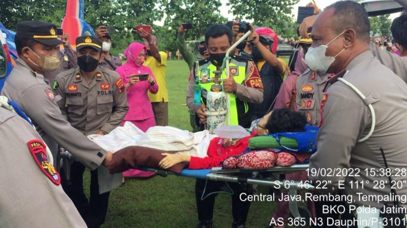 Kapolri Jenderal Listyo Sigit Prabowo mewujudkan harapan dari Sinta Aulia seorang anak perempuan yang mengidap penyakit tumor kaki. Sigit akan memberikan bantuan perawatan kesehatan serta pengobatan terhadap Sinta Aulia. 