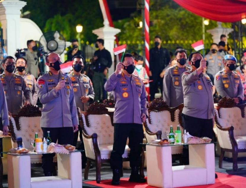 Kapolri Jenderal Listyo Sigit Prabowo resmi menutup kegiatan festival musik jalanan dalam rangka memperingati Hari Ulang Tahun (HUT) Bhayangkara ke-76.