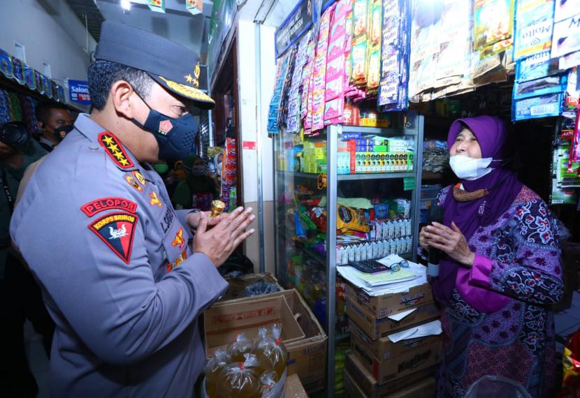 Kapolri Jenderal Listyo Sigit Prabowo saat memantau langsung serta melakukan dialog bersama para pedagang terkait ketersediaan dan harga penjualan minyak curah di Pasar Muntilan, Magelang, Jawa Tengah, Rabu (30/3/2022).