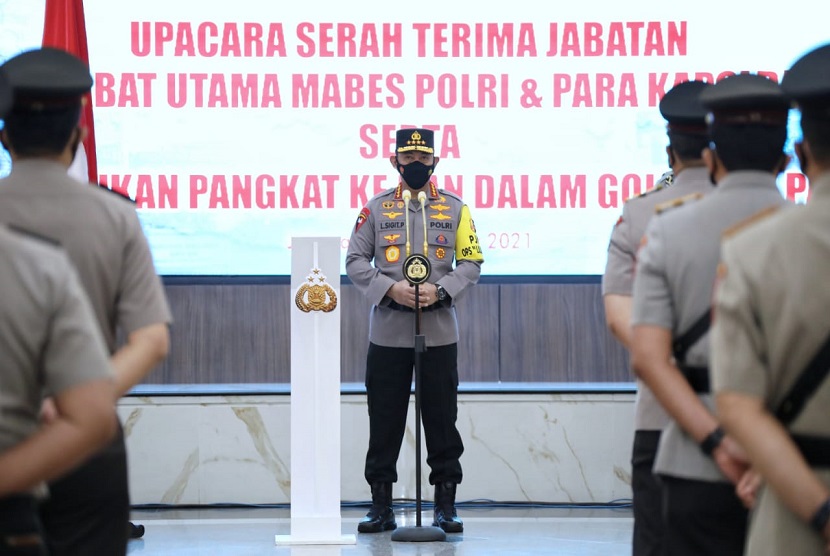 Kapolri Jenderal Listyo Sigit Prabowo saat memimpin upacara serah terima jabatan (sertijab) tujuh Kapolda di Gedung Rupatama Mabes Polri, Jakarta Selatan, Rabu (29/12).