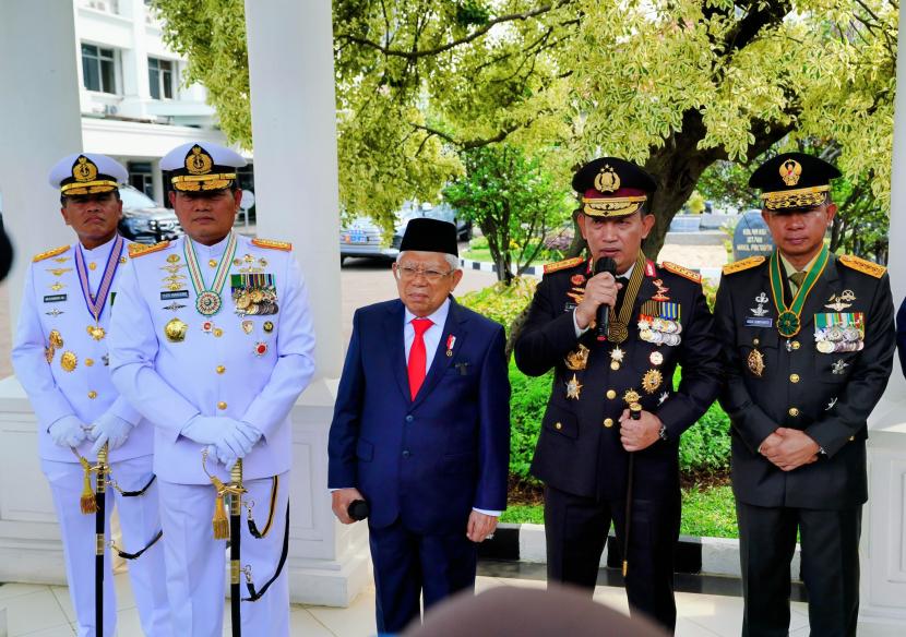Kapolri Jenderal Listyo Sigit Prabowo saat mengikuti kegiatan penyematan tanda kehormatan Bintang Yudha Dharma Utama di Istana Wakil Presiden (Wapres), Jakarta, Selasa (14/11/2023).