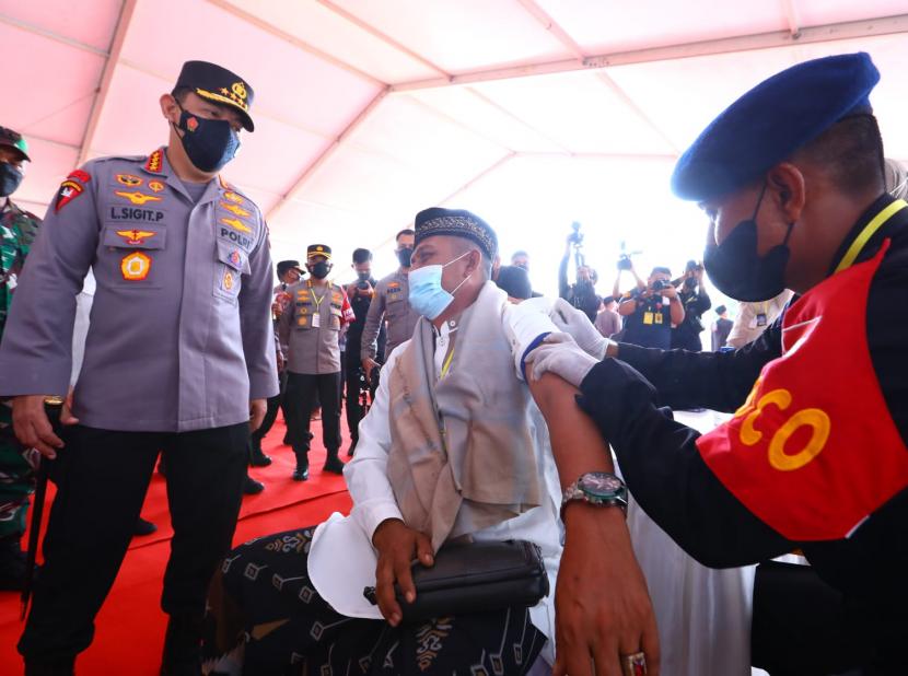 Kapolri Jenderal Listyo Sigit Prabowo saat meninjau langsung akselerasi vaksinasi di Gedung LPMP Kabupaten Aceh Besar, Aceh, Jumat (25/2/2022).