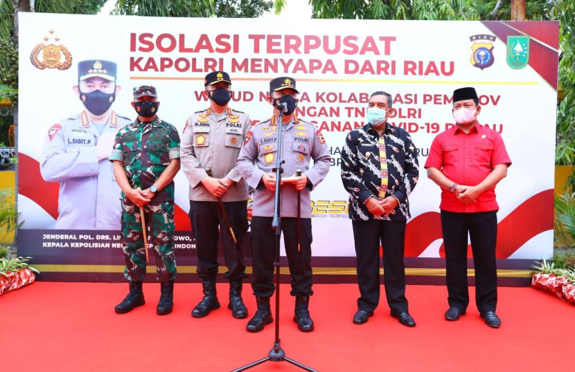 Kapolri Jenderal Listyo Sigit Prabowo saat meninjau secara langsung lokasi isolasi terpusat di Asrama Haji Pekanbaru, Riau, Kamis (24/2/2022).