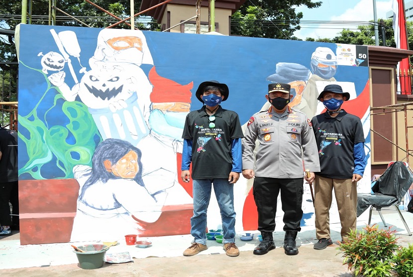 Kapolri Jenderal Listyo Sigit Prabowo secara resmi membuka Bhayangkara Mural Festival 2021 di Lapangan Bhayangkara, Kompleks Mabes Polri, Jalan Trunojoyo, Jakarta Selatan, Sabtu (30/10). Di awal sambutannya, Kapolri menyampaikan bahwa rangkaian kegiatan Bhayangkara Mural Festival 2021 ini menggelorakan semangat Hari Sumpah Pemuda, sekaligus bertepatan dengan Hari Ulang Tahun (HUT) Humas Polri ke-70. 