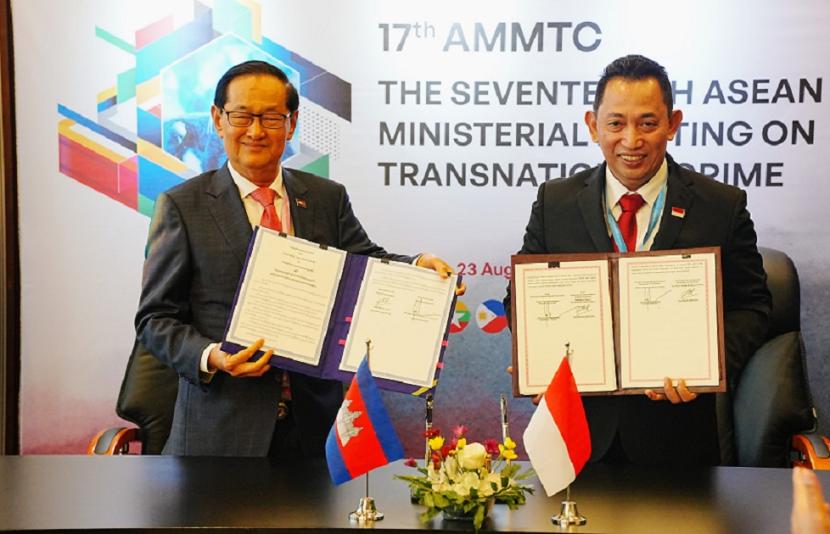 Kapolri Jenderal Listyo Sigit Prabowo sekaligus Ketua AMMTC meneken Memorandum of Understanding (Mou) atau nota kesepahaman dengan enam negara.
