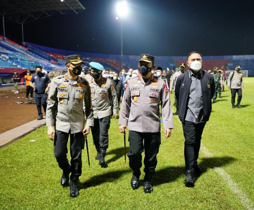 Kapolri Jenderal Listyo Sigit Prabowo (tengah) bersama rombongan melihat TKP kerusuhan Aremania di Stadion Kanjuruhan Malang, Jawa Timur, Ahad (2/10/2022). Manajemen PSS Sleman mendukung keputusan operator kompetisi untuk menghentikan sementara Liga 1 Indonesia terkait tragedi di Stadion Kanjuruhan, Kabupaten Malang, Jawa Timur.