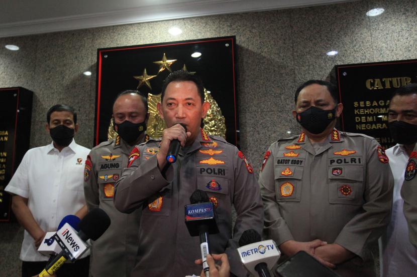 Kapolri Jenderal Listyo Sigit Prabowo (tengah) menjamin pengusutan kasus penembakan sesama polisi di rumah Kadiv Propam Polri Irjen Ferdy Sambo dilakukan secara transparan.