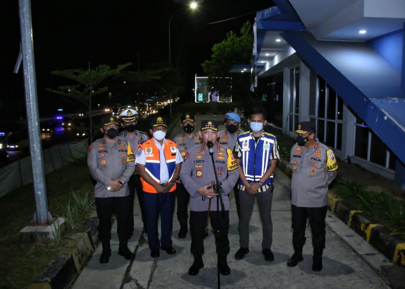 Kapolri Jenderal Listyo Sigit Prabowo tinjau penerapan one way dan ganjil genap di jalan tol Cikampek, Jumat (29/4/2022).