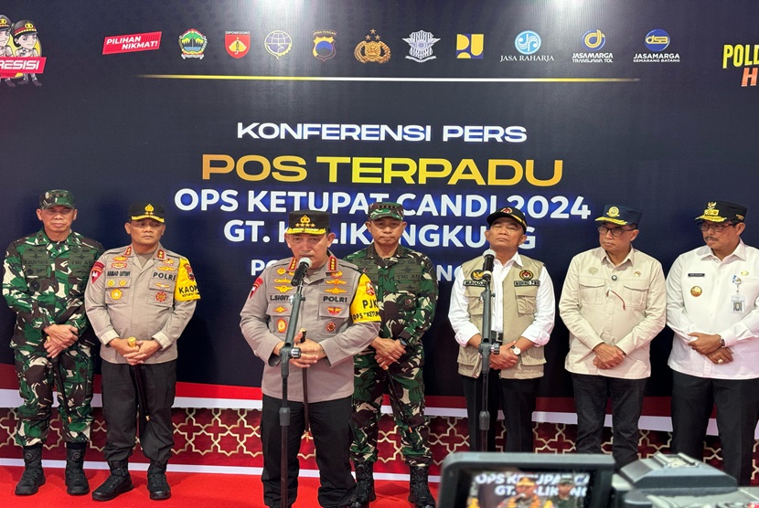 Kapolri Jenderal Listyo Sigit Prabowo usai meninjau kesiapan mudik di Gerbang Tol Kalikangkung KM 414, Semarang, Jawa Tengah, pada Rabu (3/4/2024) sore. 