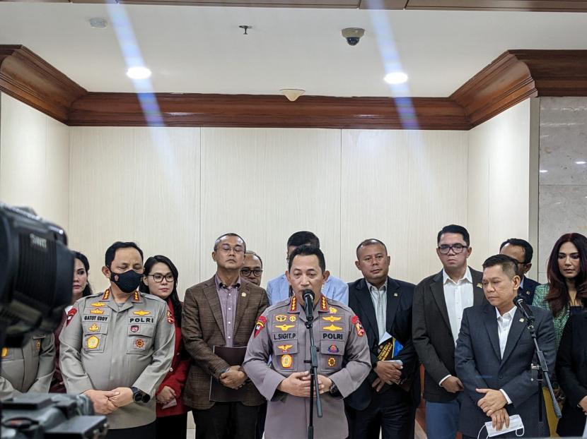 Kapolri Jenderal Listyo Sigit Prabowo usai rapat kerja sekira 10 jam dengan Komisi III DPR, di Gedung Nusantara II, Kompleks Parlemen, Jakarta, Rabu (24/8).