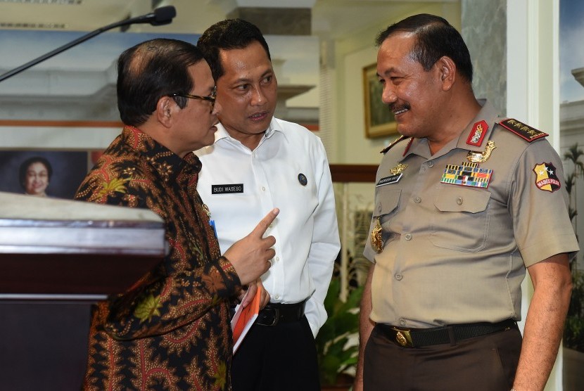 Kapolri Jenderal Pol Badrodin Haiti (kanan) berbincang dengan Seskab Pramono Anung (kiri) dan Kepala BNN Komjen Pol Budi Waseso usai rapat terbatas tentang pemberantasan narkoba di Kantor Presiden, Jakarta, Rabu (24/2). 