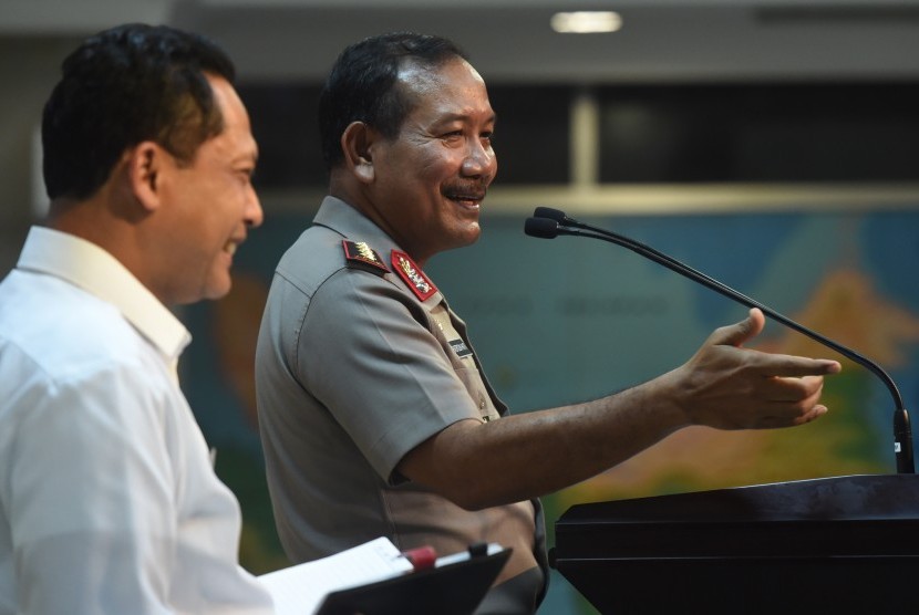 Kapolri Jenderal Pol Badrodin Haiti (kanan) bersama Kepala BNN Komjen Pol Budi Waseso (kiri) menyampaikan hasil rapat terbatas tentang pemberantasan narkoba di Kantor Presiden, Jakarta, Rabu (24/2).