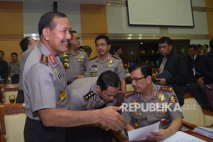 Kapolri Jenderal (Pol) Badrodin Haiti (tengah) saat mengikuti Rapat Kerja (Raker) dengan Komisi III di Kompleks Parlemen, Senayan, Jakarta, Rabu (20/4). (Republika/Rakhmawaty La'lang) 