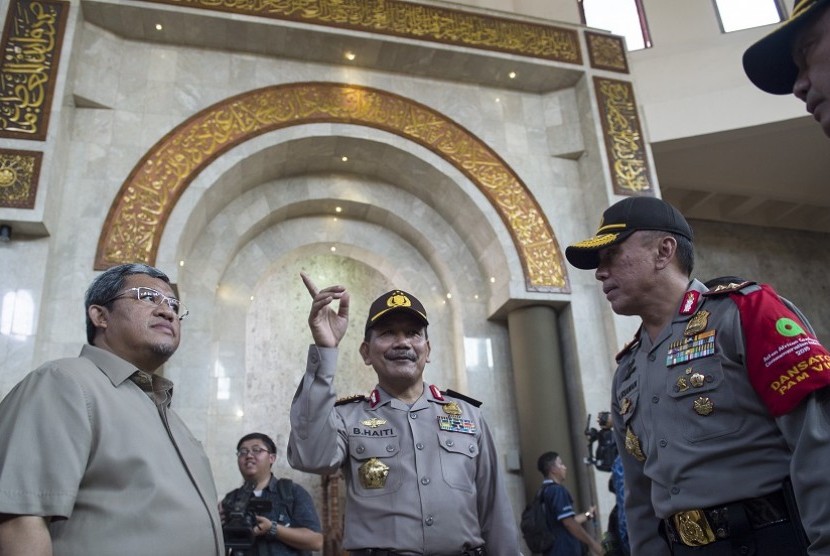 Kapolri Jenderal Pol Badrodin Haiti (tengah) berbincang dengan Kapolda Jawa Barat Irjen. Pol. M. Iriawan (kanan) didampingi Gubernur Jawa Barat Ahmad Heryawan (kiri) saat meninjau kesiapan pengamanan acara puncak Peringatan ke-60 tahun Konferensi Asia Afri