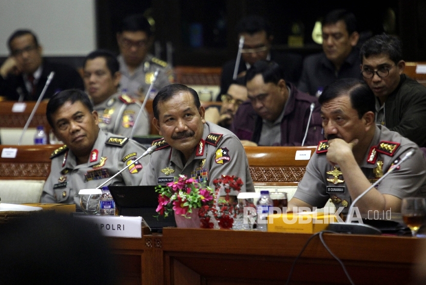 Kapolri Jenderal Pol Badrodin Haiti (tengah) 