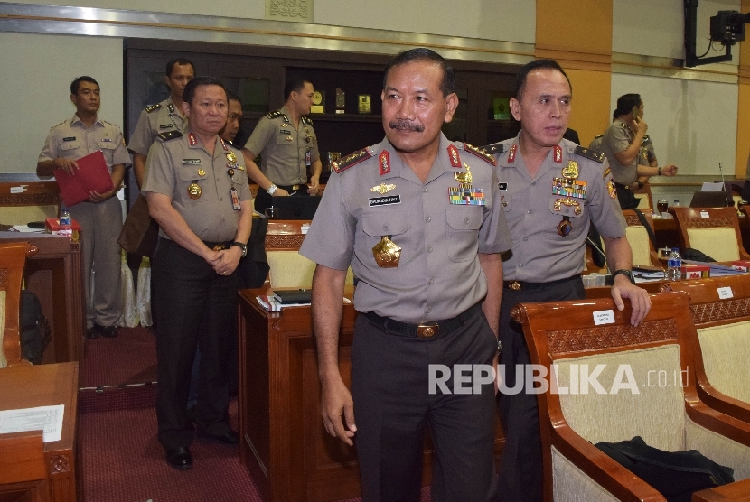 Kapolri Jenderal (Pol) Badrodin Haiti (tengah) saat mengikuti Rapat Kerja (Raker) dengan Komisi III di Kompleks Parlemen, Senayan, Jakarta, Rabu (20/4). (Republika/Rakhmawaty La'lang) 