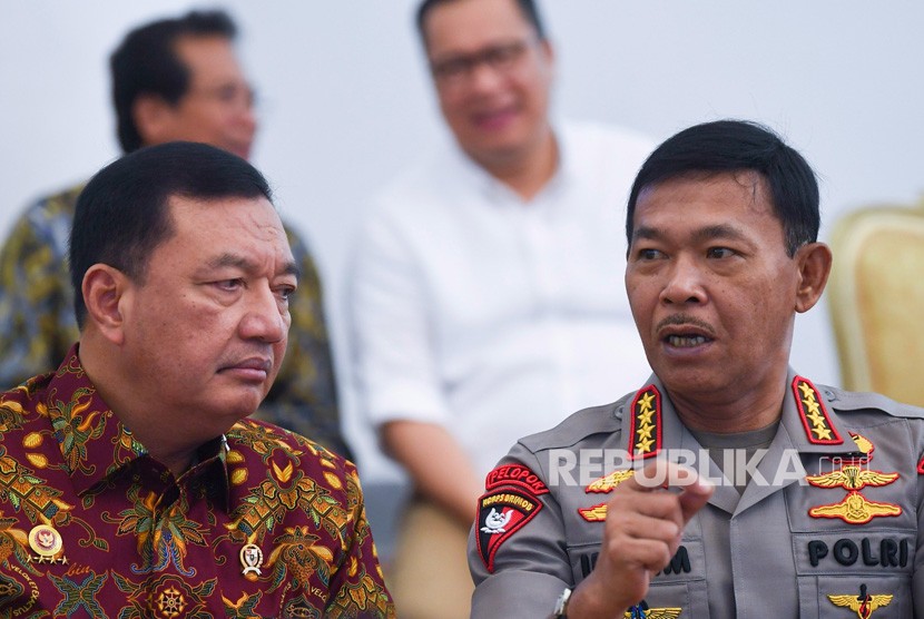 Kapolri Jenderal Pol Idham Azis (kanan) berbincang dengan Kepala BIN Budi Gunawan sebelum mengikuti rapat kabinet terbatas di Istana Bogor, Jawa Barat, Jumat (27/12/2019).