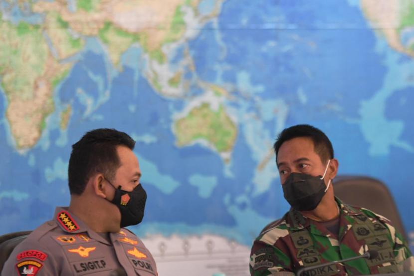 Kapolri Jenderal Pol. Listyo Sigit Prabowo berbincang dengan Panglima TNI Jenderal TNI Andika Perkasa. Kedua petinggi keamanan ini telah melakukan koordinasi terkait proses hukum bentrokan antara oknum TNI dan Polri.