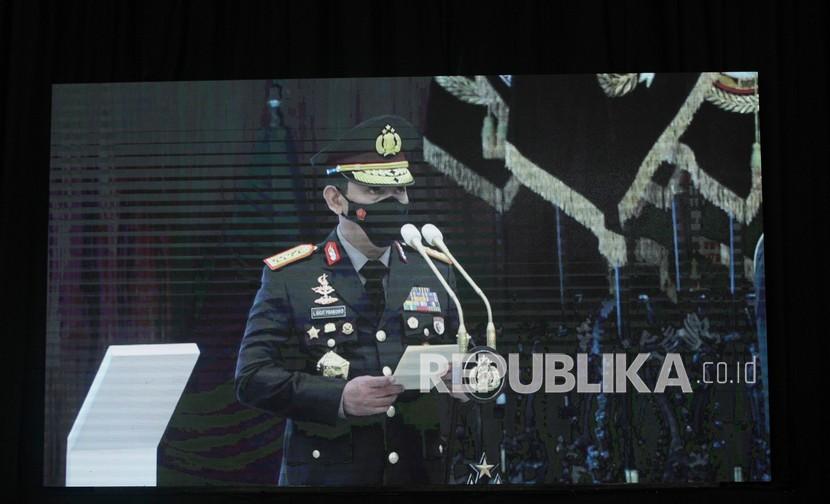 Kapolri Jenderal Pol Listyo Sigit Prabowo berpidato saat Upacara Sertijab dan penyerahan Panji-panji Tribrata Polri yang ditayangkan pada layar elektronik di Ruang Rupatama, Mabes Polri, Jakarta, Rabu (27/1/2021). Dalam prosesi tersebut Jenderal Listyo Sigit Prabowo menerima tongkat komando dan Panji Tribrata dari Jenderal Polisi Idham Azis sebagai penanda pucuk kepemimpinan Polri telah resmi berpindah.