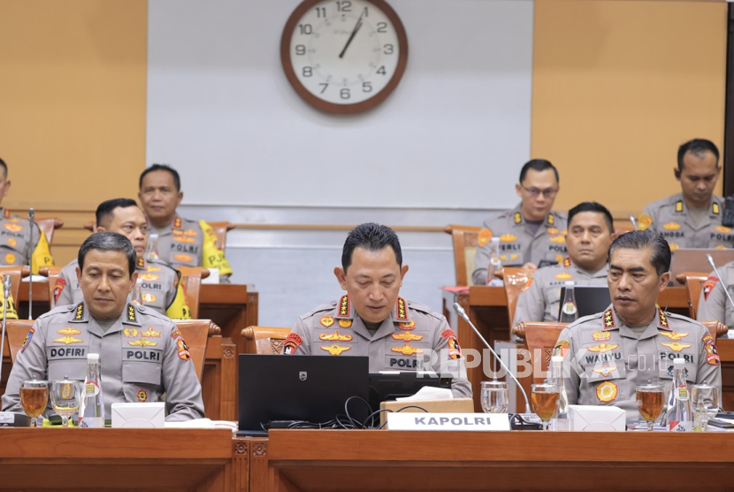 Kapolri Jenderal Pol Listyo Sigit Prabowo dalam rapat bersama Komisi III DPR RI yang diselenggarakan pada Senin (11/11/2024).