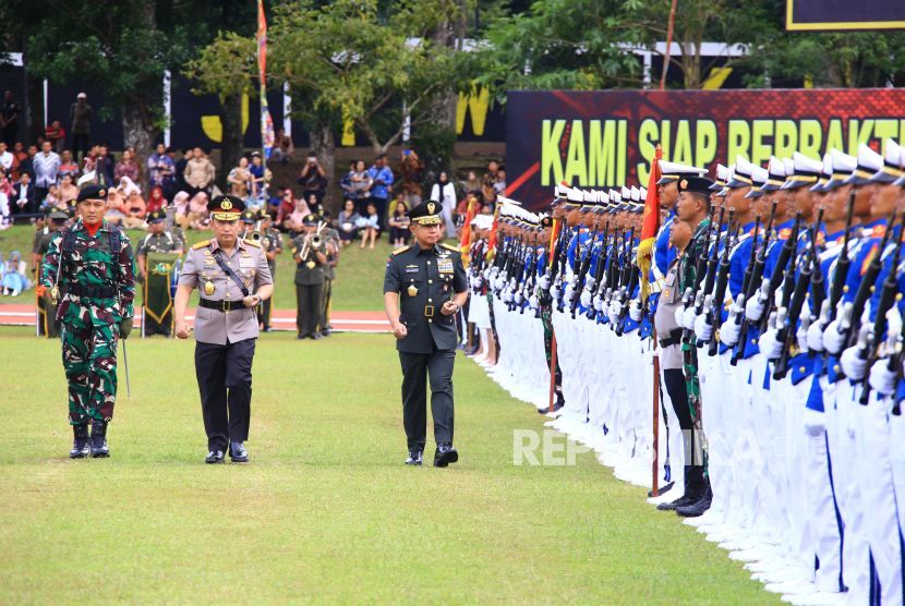 Kapolri Jenderal Pol Listyo Sigit Prabowo dan Panglima TNI Jenderal Agus Subiyanto memimpin Wisuda Prabhatar 2024 Akademi Kepolisian dan Akademi TNI di Lapangan Sapta Marga Akademi Militer Magelang, Jumat (29/11/2024). 