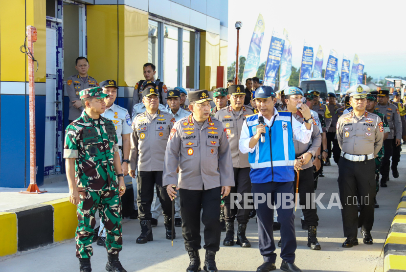 Kapolri Jenderal Pol. Listyo Sigit Prabowo dan Panglima TNI Jenderal Agus Subiyanto meninjau Gerbang Tol Prambanan, Jawa Tengah.