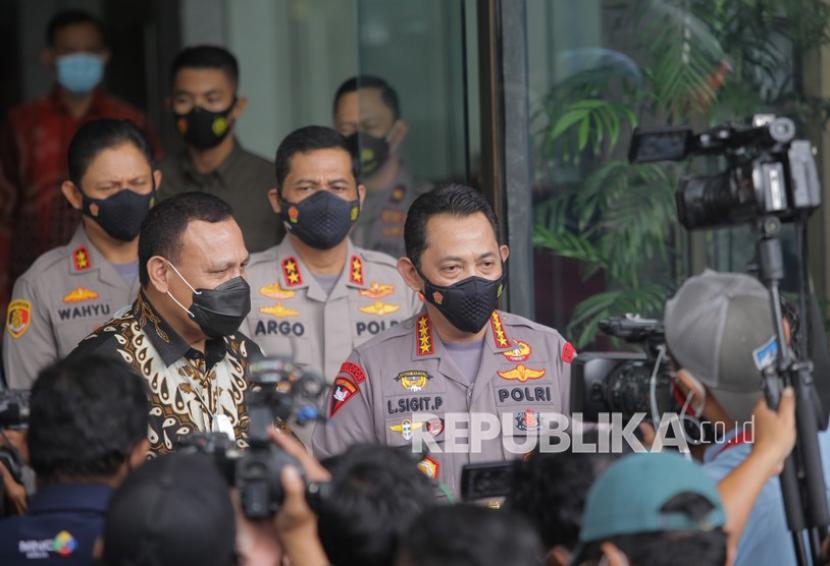 Kapolri Jenderal Pol Listyo Sigit Prabowo (kanan) bersama Ketua KPK Firli Bahuri (kiri) memberikan keterangan kepada wartawan.