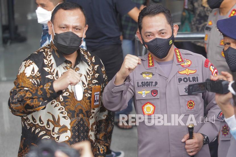 Kapolri Jenderal Listyo Sigit Prabowo bersama Ketua KPK nonaktif Komjen (Purn) Firli Bahuri.