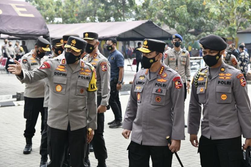 Kapolri Jenderal Pol Listyo Sigit Prabowo (kanan) didampingi Kapolda Jabar, Irjen Pol Ahmad Dofiri (kiri) saat meninjau vaksinasi tahap dua personel Polda Jabar. 