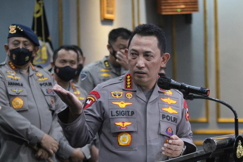 Kapolri Jenderal Pol Listyo Sigit Prabowo (kanan) memberikan keterangan pers.