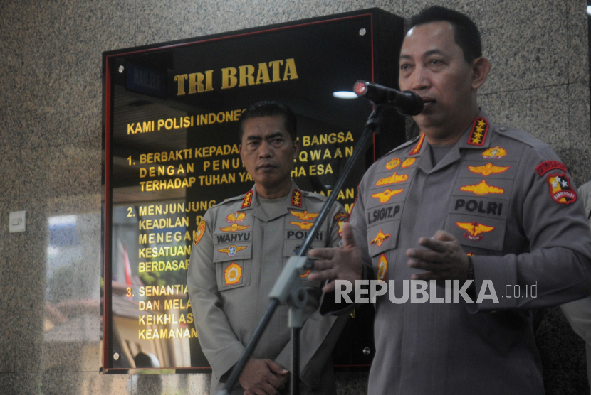 Kapolri Jenderal Pol Listyo Sigit Prabowo (kanan) menyampaikan konferensi pers di Mabes Polri, Jakarta, Senin (26/6/2023).