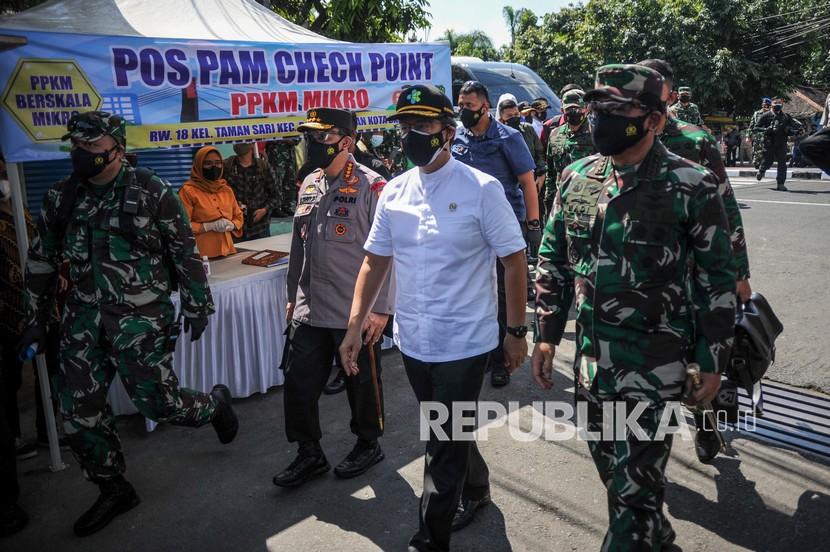 Kapolri Jenderal Pol Listyo Sigit Prabowo (kedua kiri) bersama Panglima TNI Marsekal Hadi Tjahjanto (kanan) dan Menteri Kesehatan Budi Gunadi Sadikin (tengah) meninjau posko PPKM Darurat Tingkat Kecamatan di Kecamatan Bandung Wetan, Tamansari, Bandung, Jawa Barat, Kamis (8/7/2021). Posko PPKM darurat Kecamatan Bandung Wetan tersebut menjadi salah satu posko percontohan nasional yang bertujuan untuk meminimalisir penyebaran COVID-19 di tingkat kecamatan. 