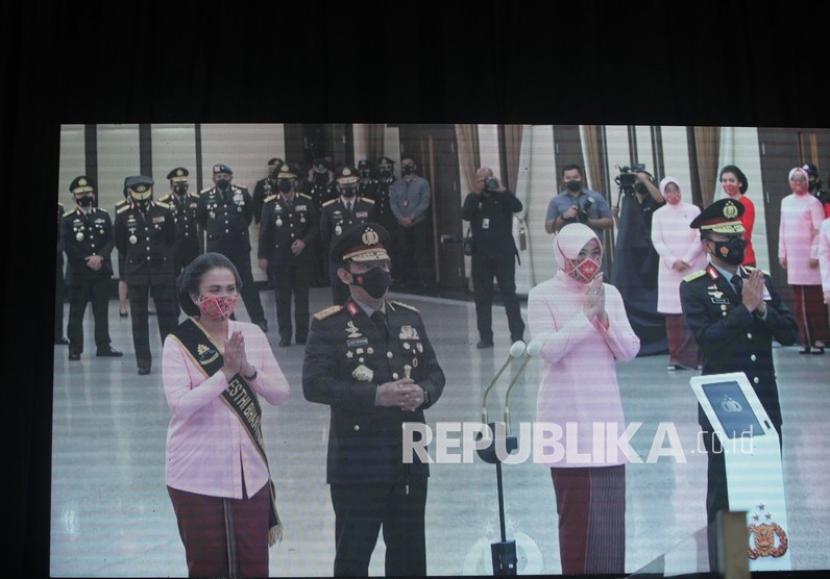 Kapolri Jenderal Pol Listyo Sigit Prabowo (kedua kiri) dan Istri bersama Jenderal Polisi Idham Azis (kanan) dan Istri berfoto bersama usai Upacara Sertijab dan penyerahan Panji-panji Tribrata Polri yang disiarkan di layar elektronik di Ruang Rupatama, Mabes Polri, Jakarta, Rabu (27/1/2021). Dalam prosesi tersebut Jenderal Listyo Sigit Prabowo menerima tongkat komando dan Panji Tribrata dari Jenderal Polisi Idham Azis sebagai penanda pucuk kepemimpinan Polri telah resmi berpindah. 