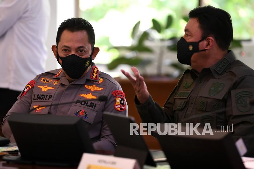 Kapolri Jenderal Pol Listyo Sigit Prabowo (kiri) berbincang dengan Kepala BIN Jenderal Pol (Purn) Budi Gunawan saat menghadiri rapat terbatas terkait evaluasi pemberlakuan pembatasan kegiatan masyarakat (PPKM) di Kantor Presiden, Jakarta, Senin (3/1/2022).