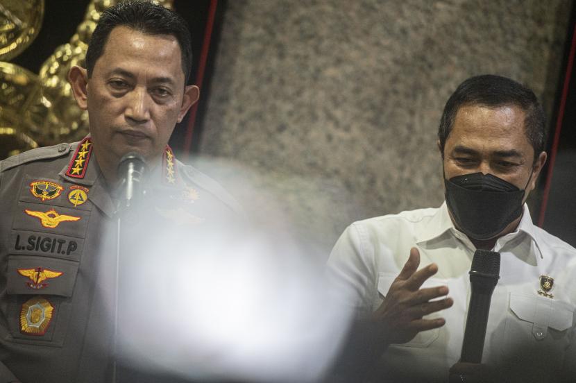 Kapolri Jenderal Pol Listyo Sigit Prabowo (kiri) menyimak pemaparan Kabareskrim Polri Komjen Pol Agus Andrianto saat memberikan keterangan pers terkait penyidikan kasus penembakan Brigadir J di Mabes Polri, Jakarta, Kamis (4/8/2022).