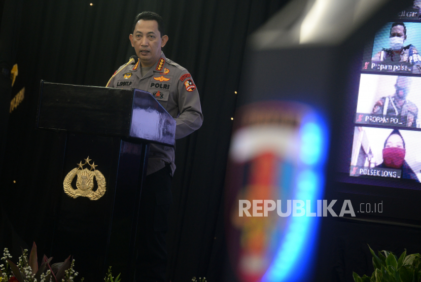 Kapolri Jenderal Pol Listyo Sigit Prabowo memberikan sambutan dalam acara Rakernis Divpropam Polri T.A 2021 di di Mabes Polri, Jakarta, Selasa (13/4). 