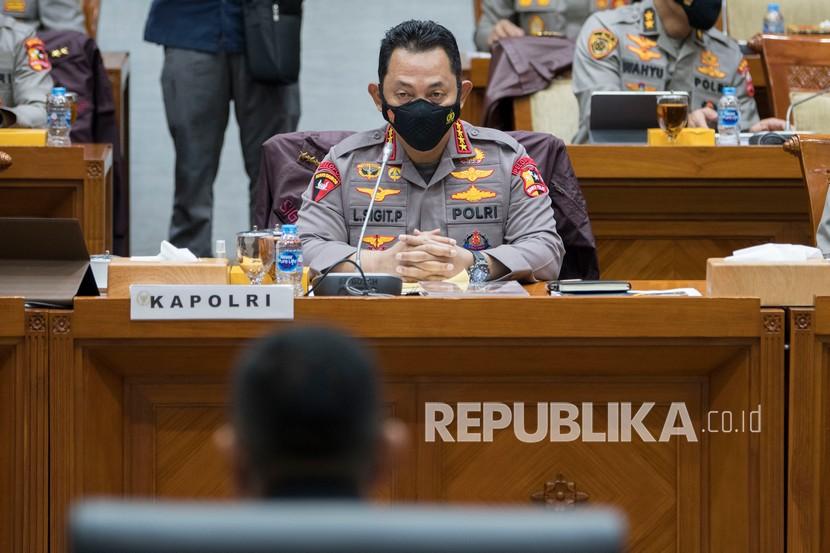 Kapolri Jenderal Pol Listyo Sigit Prabowo mengikuti rapat kerja bersama Komisi III DPR di kompleks Parlemen, Jakarta, Senin (24/1/2022). Rapat membahas evaluasi kinerja dan capaian Polri sepanjang 2021 dan rencana program kerja pada 2022.