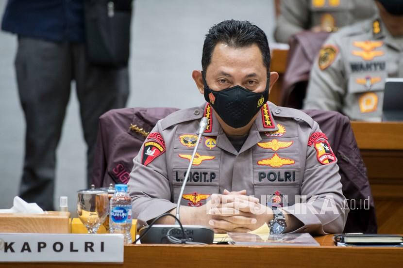 Kapolri Jenderal Pol Listyo Sigit Prabowo mengikuti rapat kerja bersama Komisi III DPR di kompleks Parlemen, Jakarta, Senin (24/1/2022). Rapat membahas evaluasi kinerja dan capaian Polri sepanjang 2021 dan rencana program kerja pada 2022. 